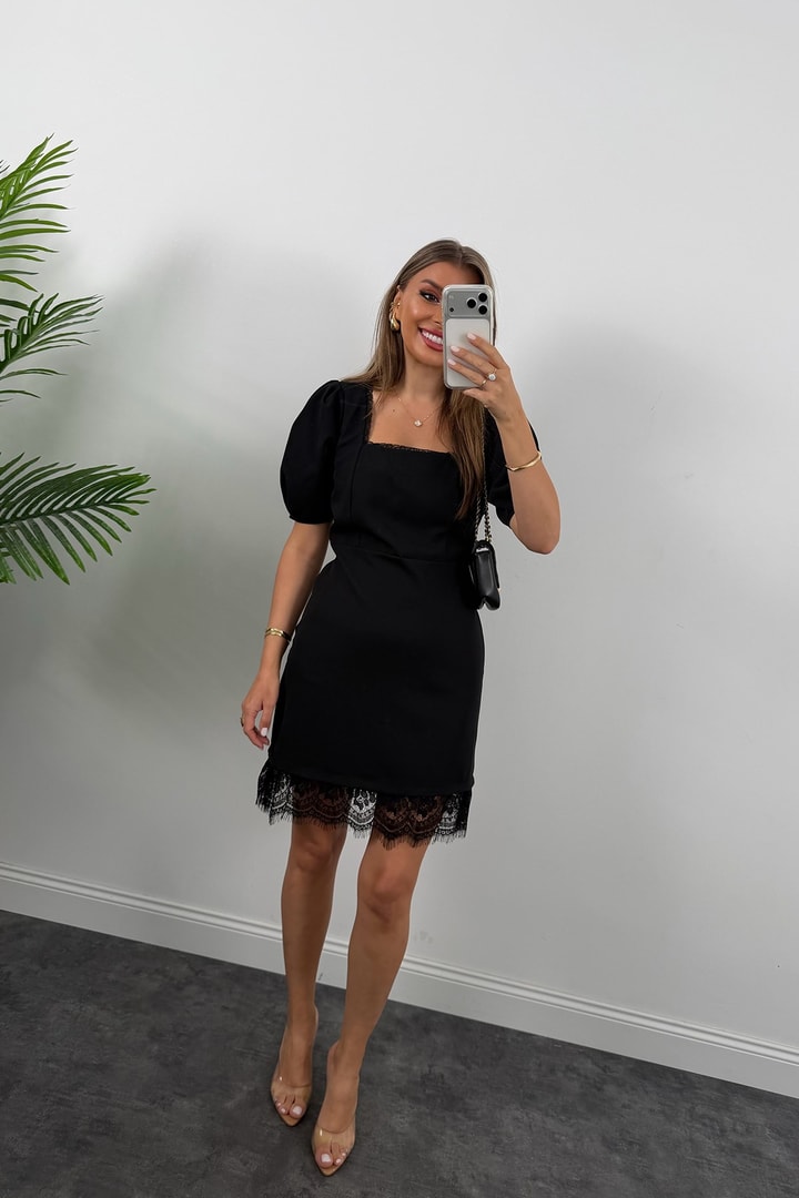 Premium Seri Eteği Dantelli Kare Yaka Elbise