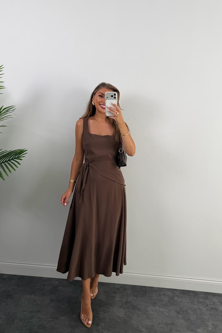 Premium Seri Kare Yaka Beli Fularlı Midi Boy Tensel Elbise Kahverengi