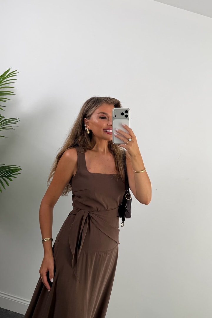 Premium Seri Kare Yaka Beli Fularlı Midi Boy Tensel Elbise Kahverengi