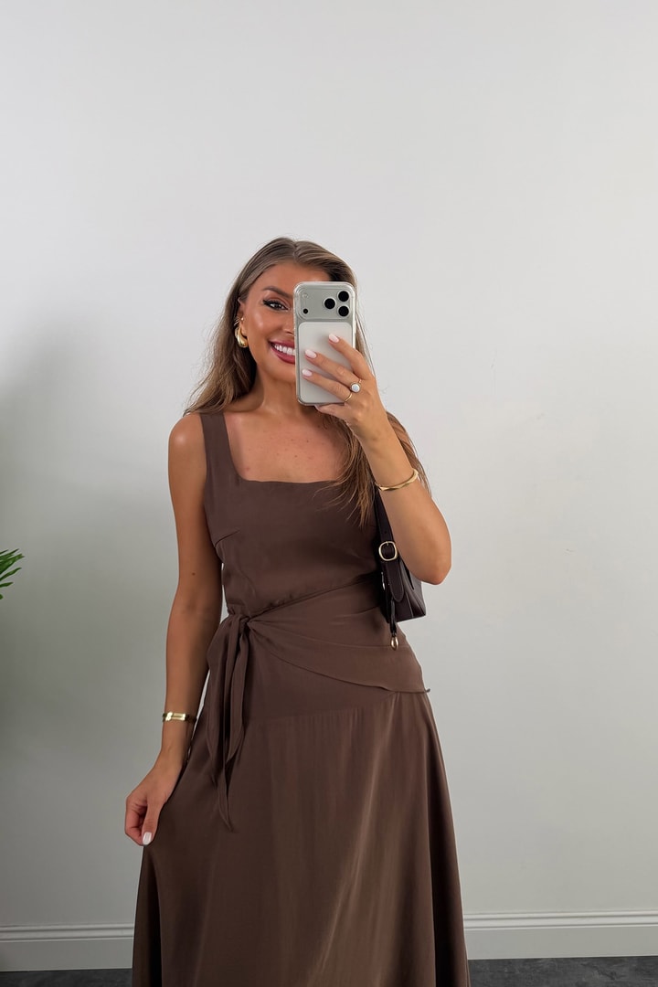 Premium Seri Kare Yaka Beli Fularlı Midi Boy Tensel Elbise Kahverengi