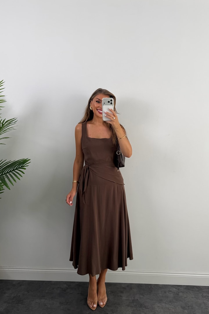 Premium Seri Kare Yaka Beli Fularlı Midi Boy Tensel Elbise Kahverengi