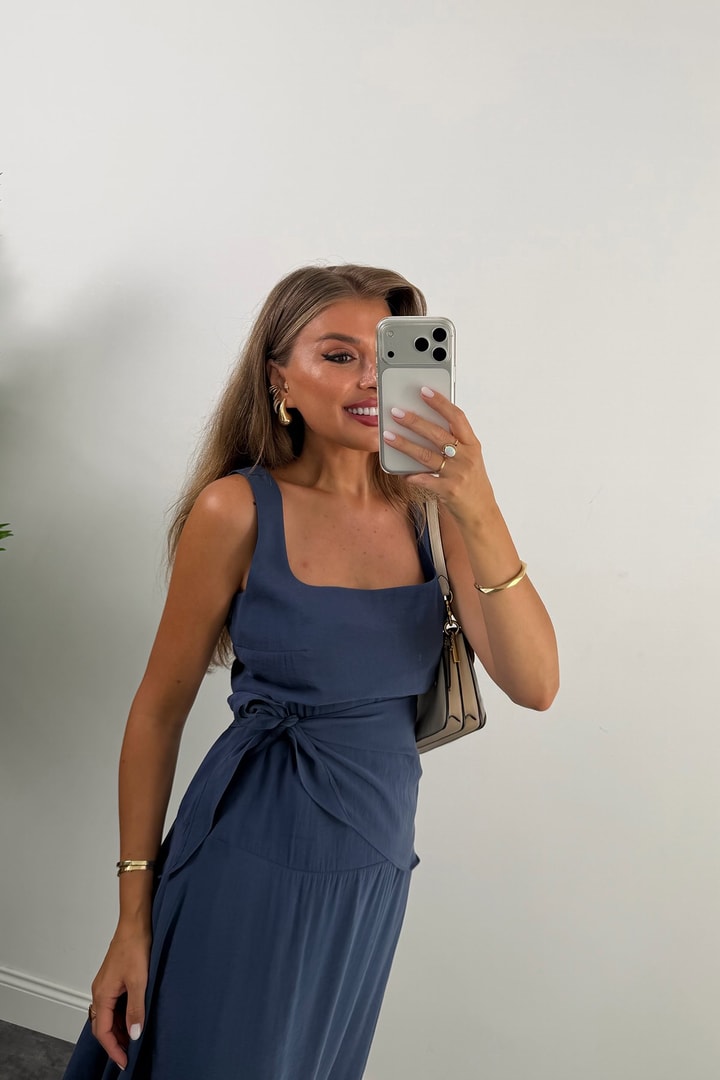 Premium Seri Kare Yaka Beli Fularlı Midi Boy Tensel Elbise İndigo