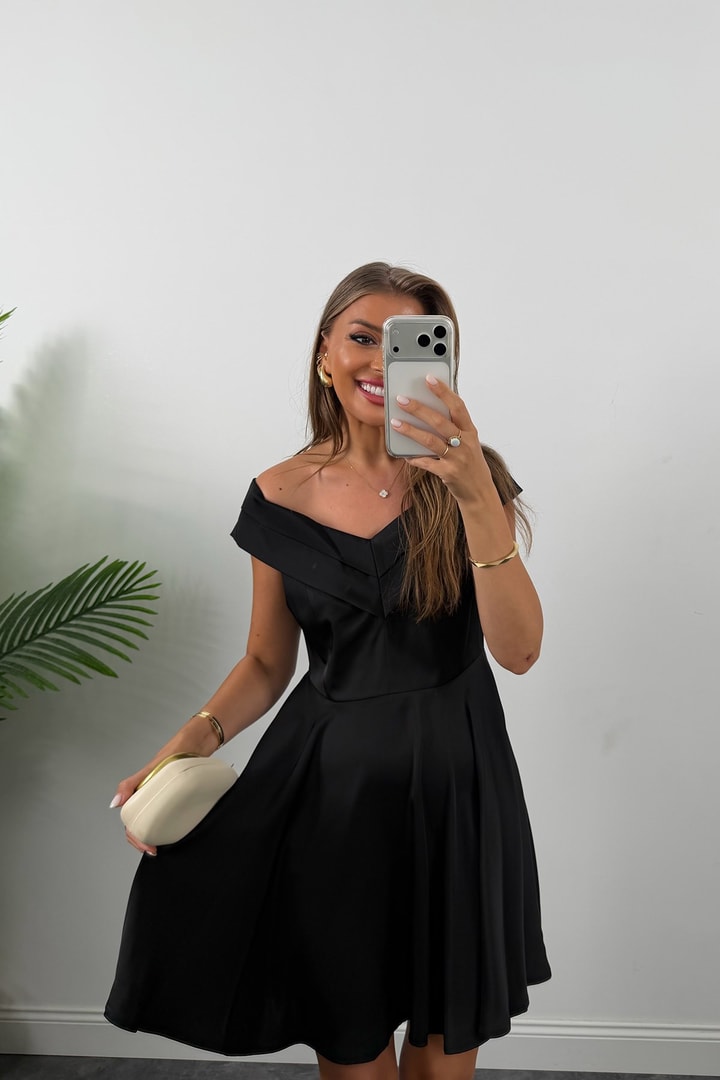 Premium Seri Madonna Yaka Kloş Dökümlü Elbise Siyah 