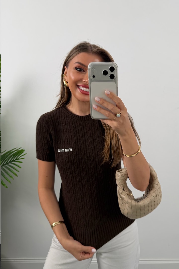 Premium Seri Marka Nakışlı Kısa Kol Elit Triko Bluz Kahverengi