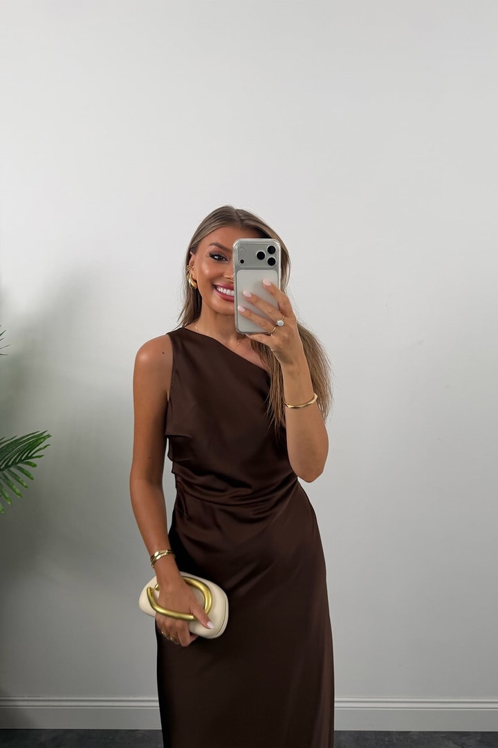 Premium Seri Tek Omuz Saten Maxi Elbise Kahverengi   