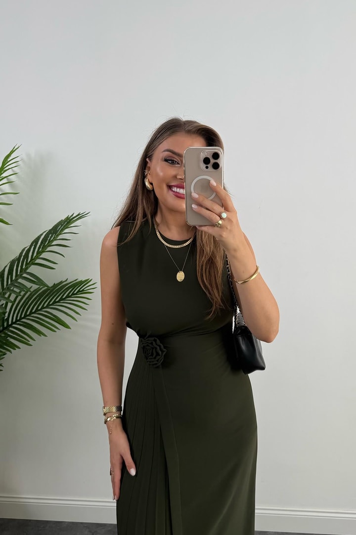 Premium Seri Yanı Pileli Gül Broşlu Midi Boy Tasarım Elbise Haki