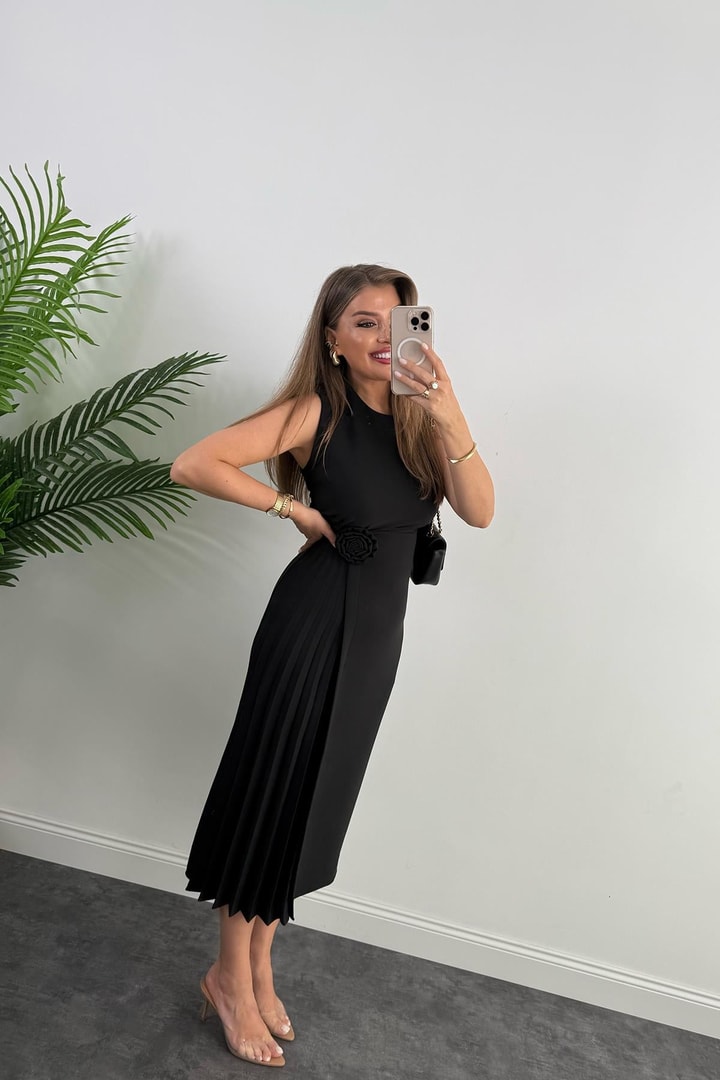 Premium Seri Yanı Pileli Gül Broşlu Midi Boy Tasarım Elbise Siyah
