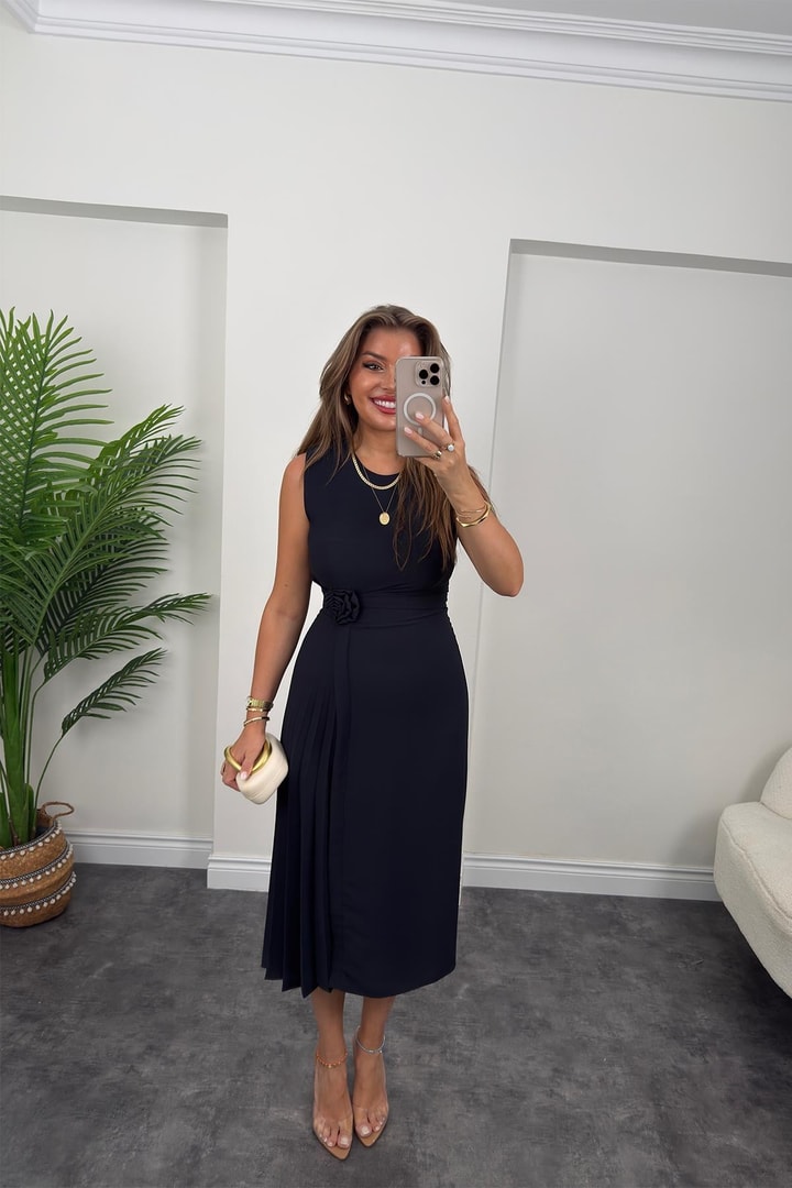 Premium Seri Yanı Pileli Gül Broşlu Midi Boy Tasarım Elbise Lacivert