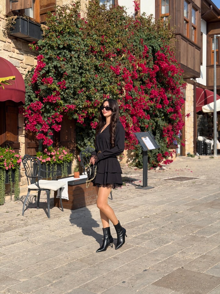 Lover Kolları Ve Etek Ucu Dantel Detaylı Kemeri Tokalı Siyah Elbise