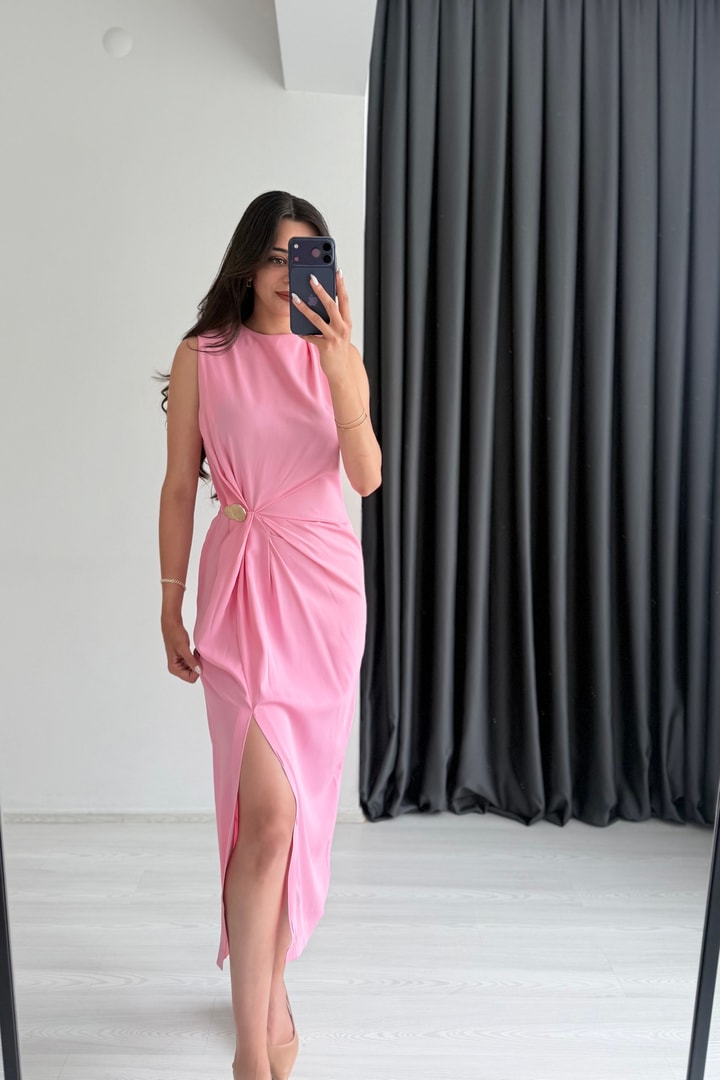Ringo Pembe Toka Detaylı Yırtmaçlı Midi Elbise