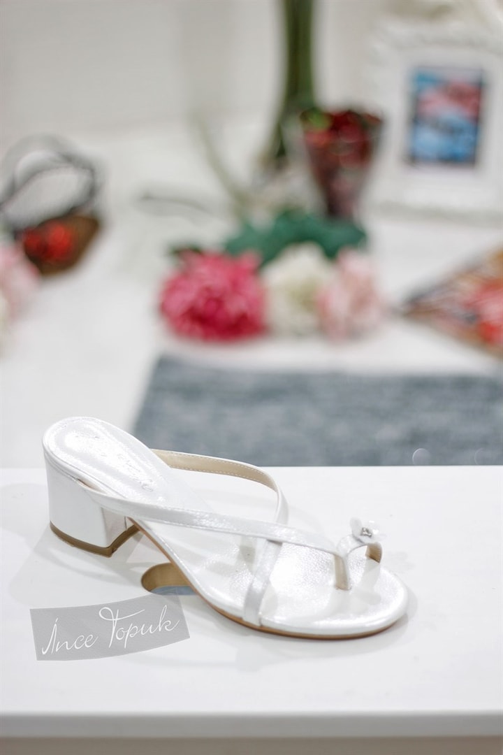 Çapraz Bant Topuklu Terlik