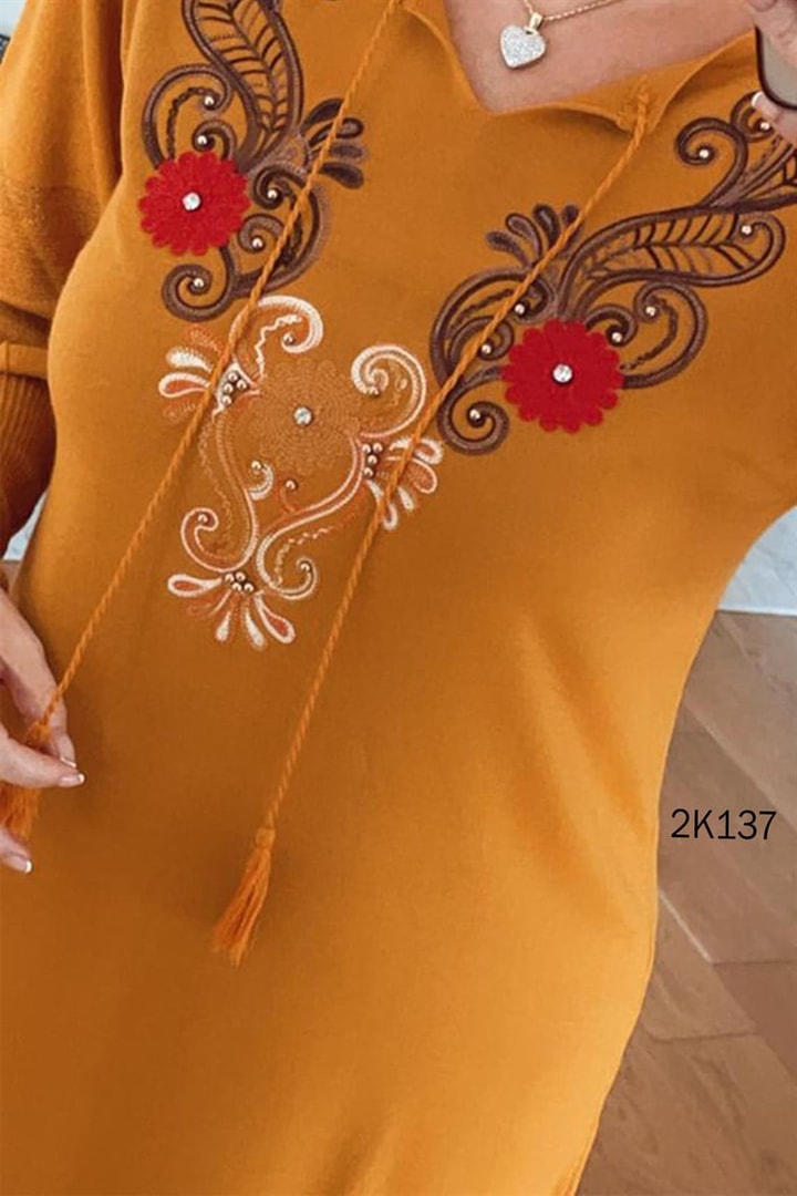 Çiçek İşlemeli Triko Elbise