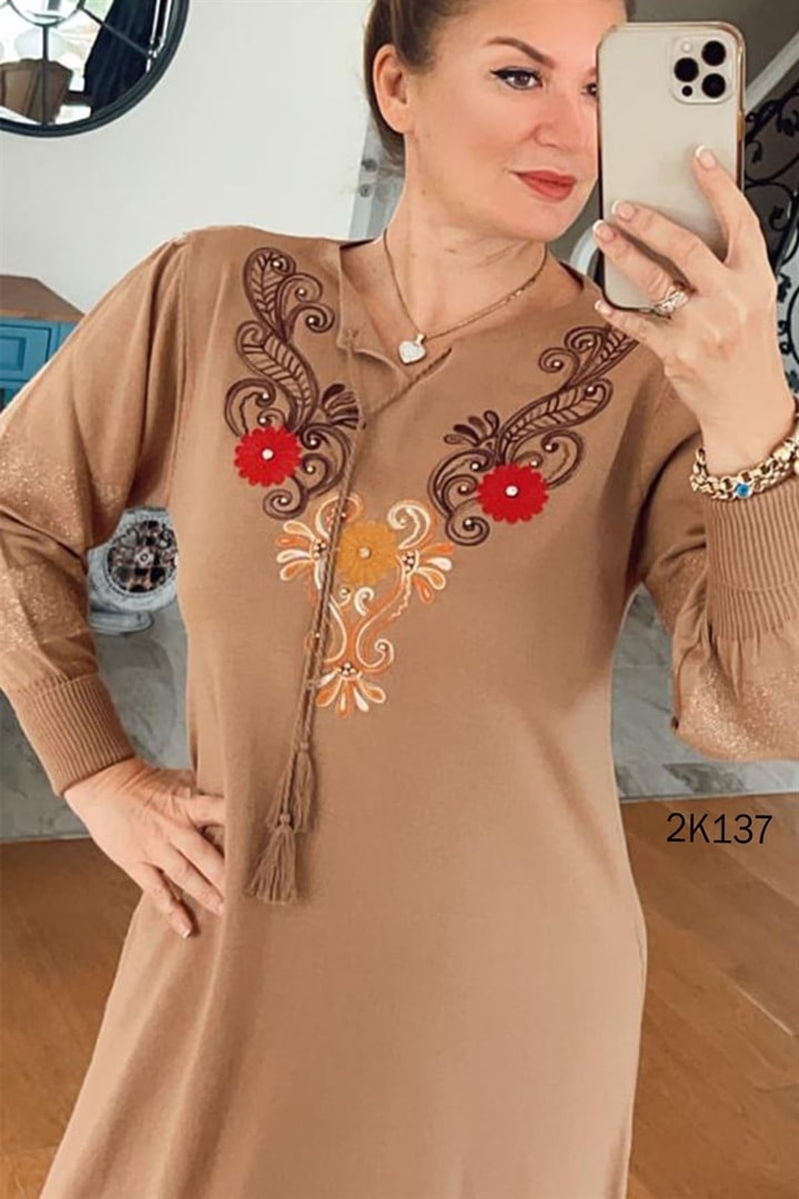 Çiçek İşlemeli Triko Elbise