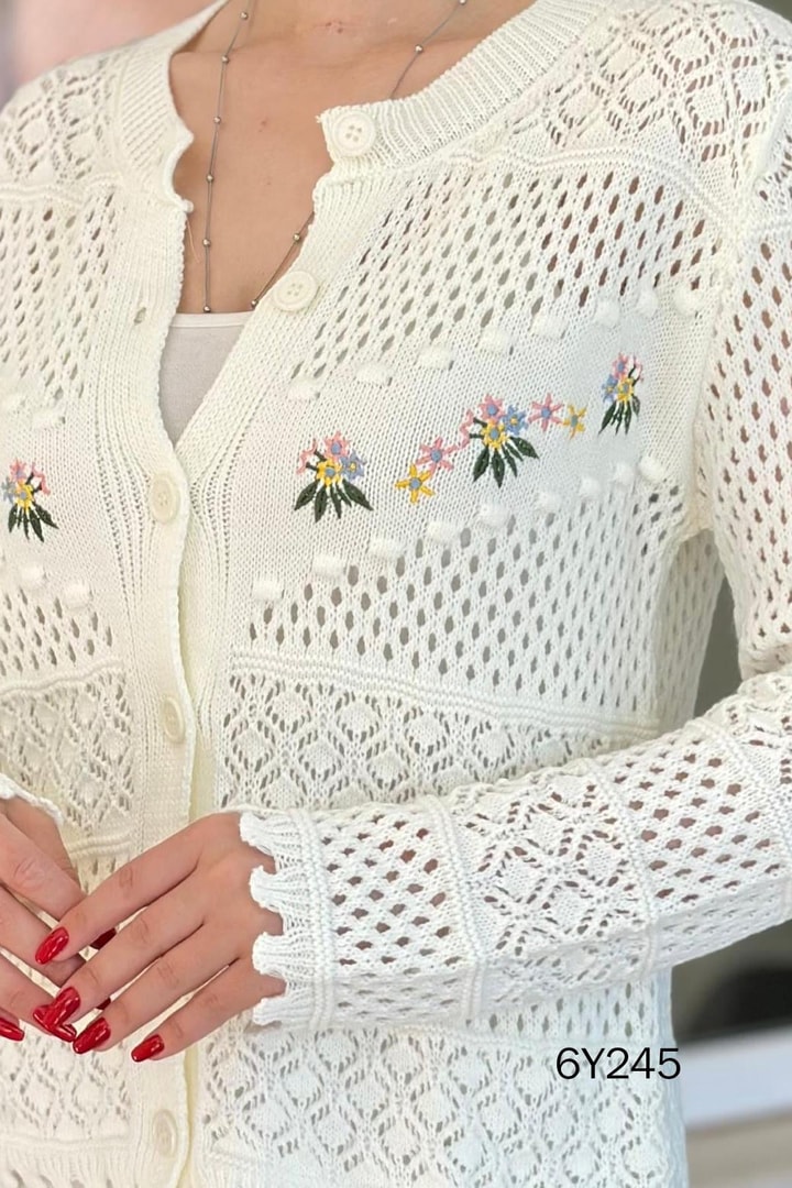 Çiçek Nakışlı Düğmeli Hırka