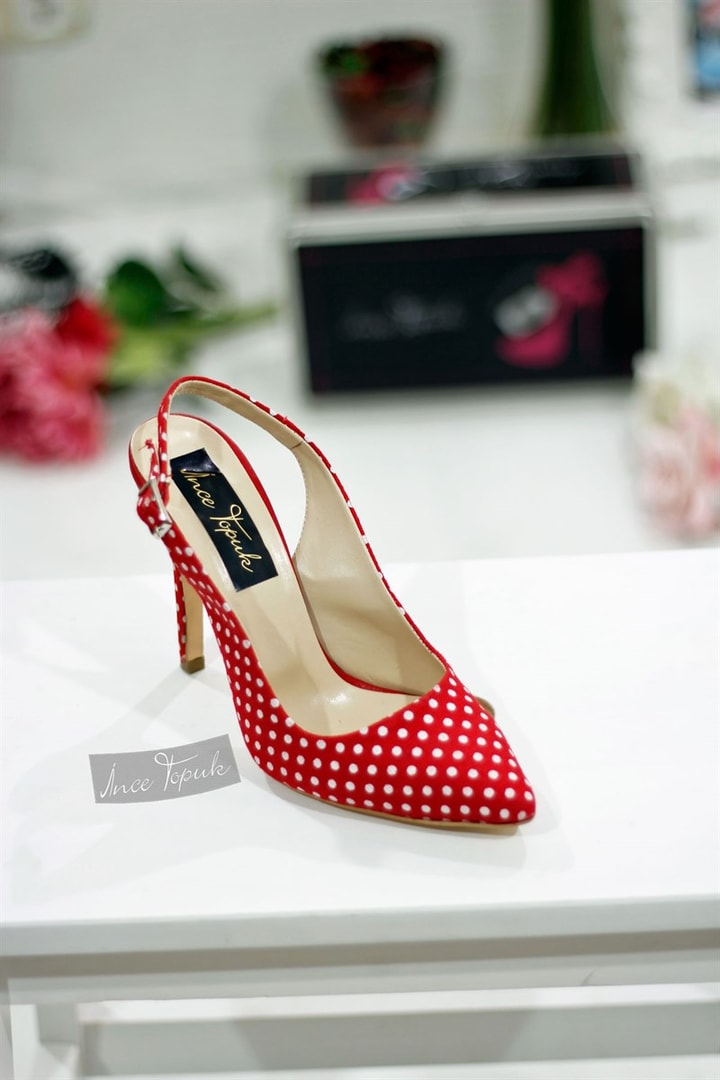 İnce Topuk Puantiyeli Topuklu Ayakkabı