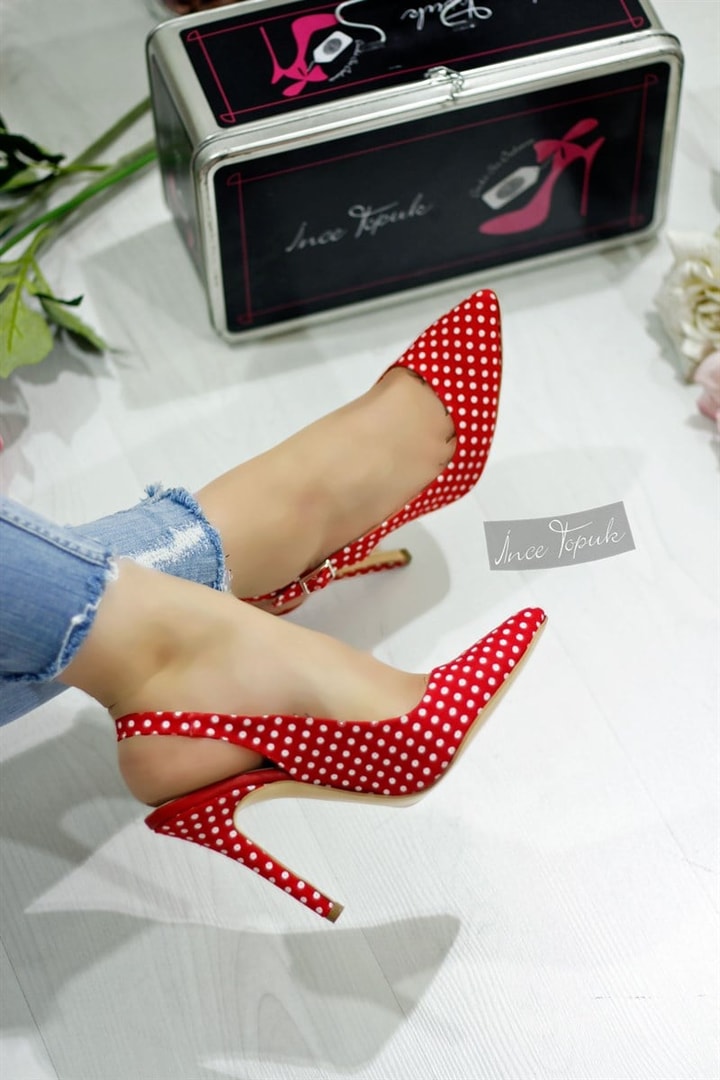 İnce Topuk Puantiyeli Topuklu Ayakkabı