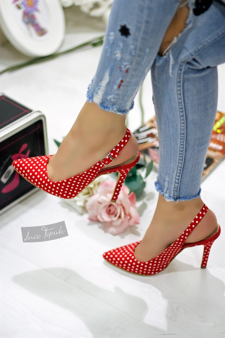 İnce Topuk Puantiyeli Topuklu Ayakkabı