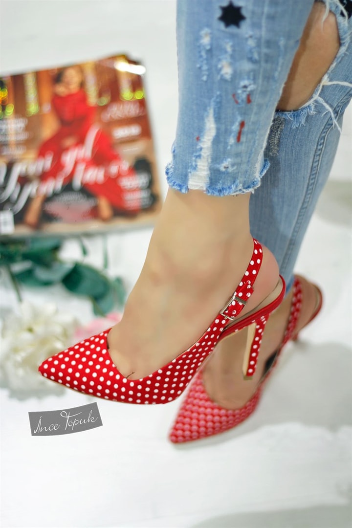 İnce Topuk Puantiyeli Topuklu Ayakkabı