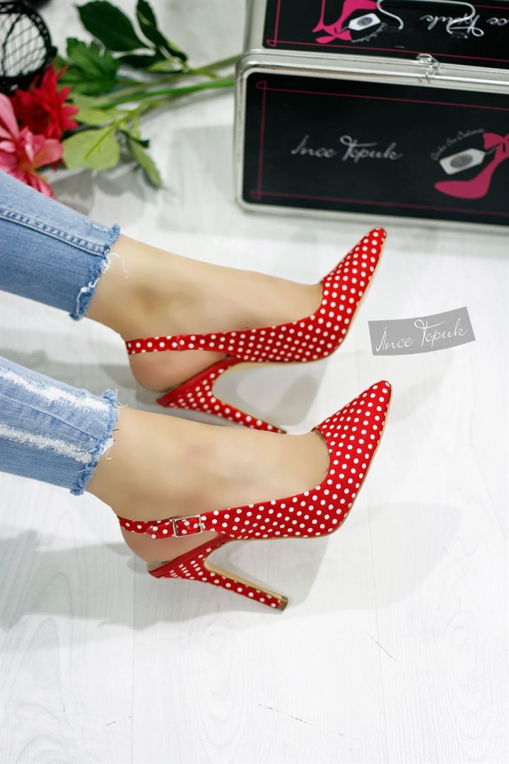 İnce Topuk Puantiyeli Topuklu Ayakkabı