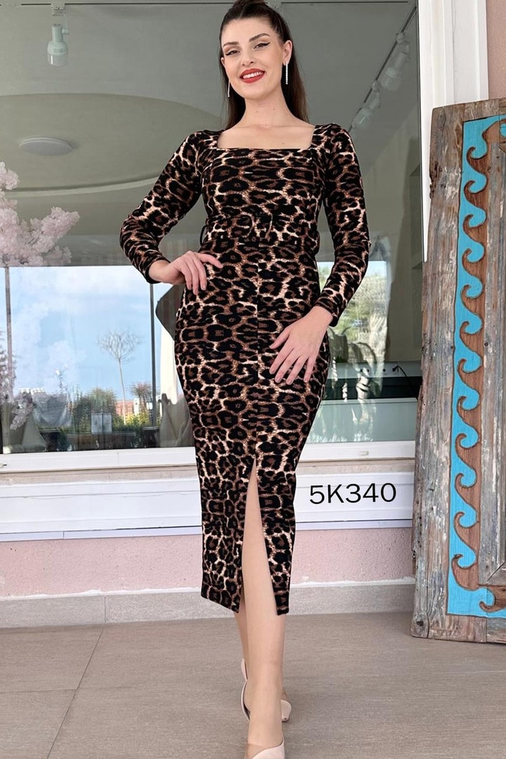 Kare Yaka Kemerli Elbise