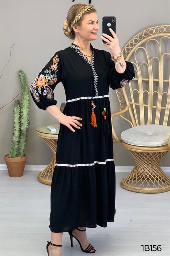 Kolları Çiçek Nakışlı Elbise