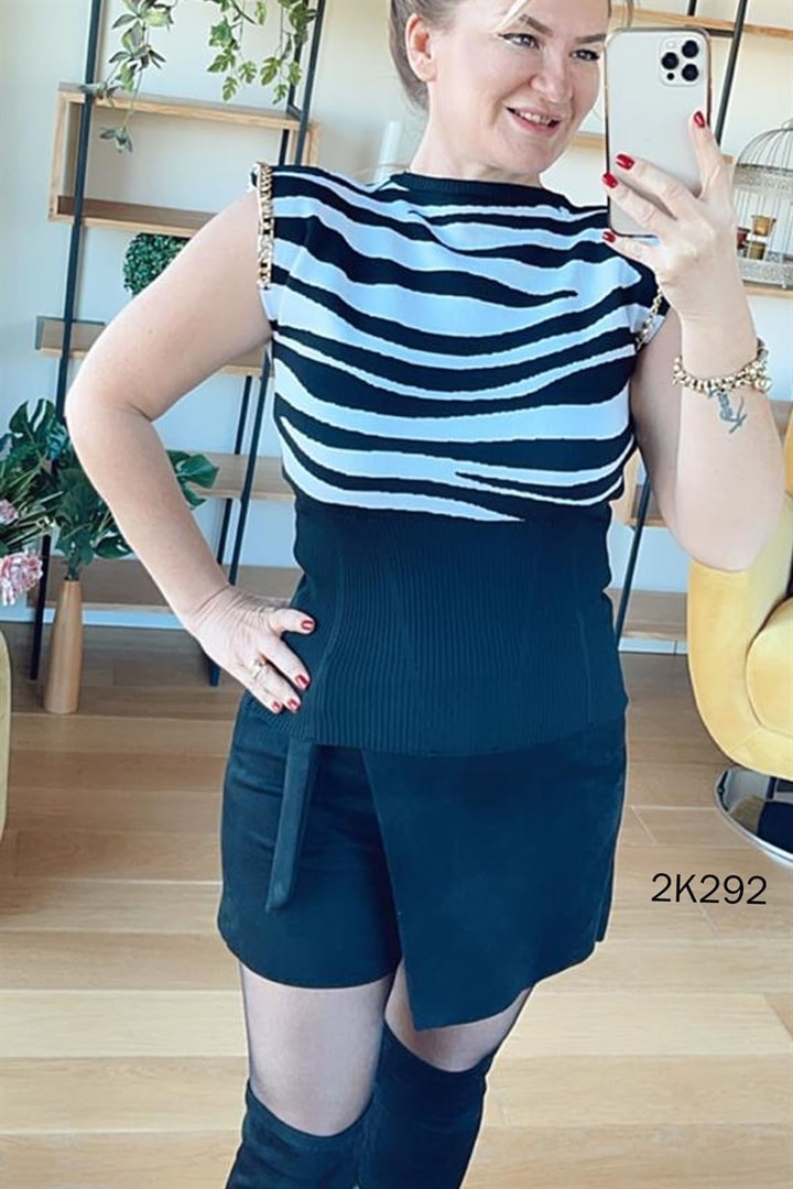 Omuzları Vatkalı Zincir Detaylı Triko Bluz