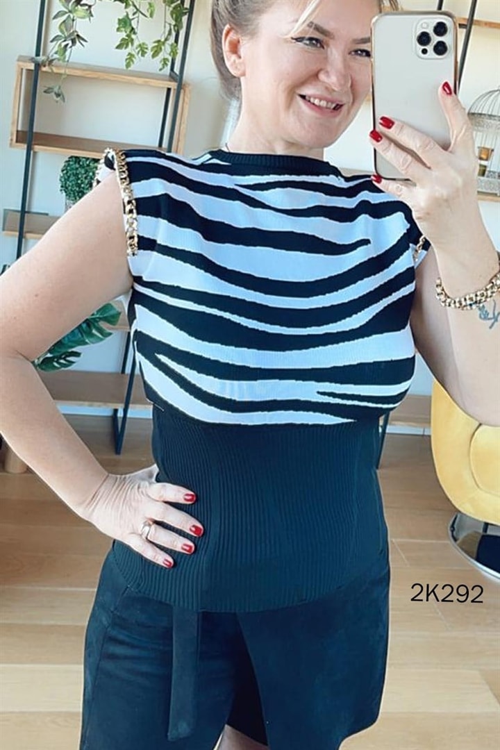 Omuzları Vatkalı Zincir Detaylı Triko Bluz