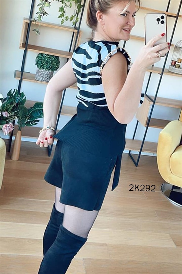 Omuzları Vatkalı Zincir Detaylı Triko Bluz
