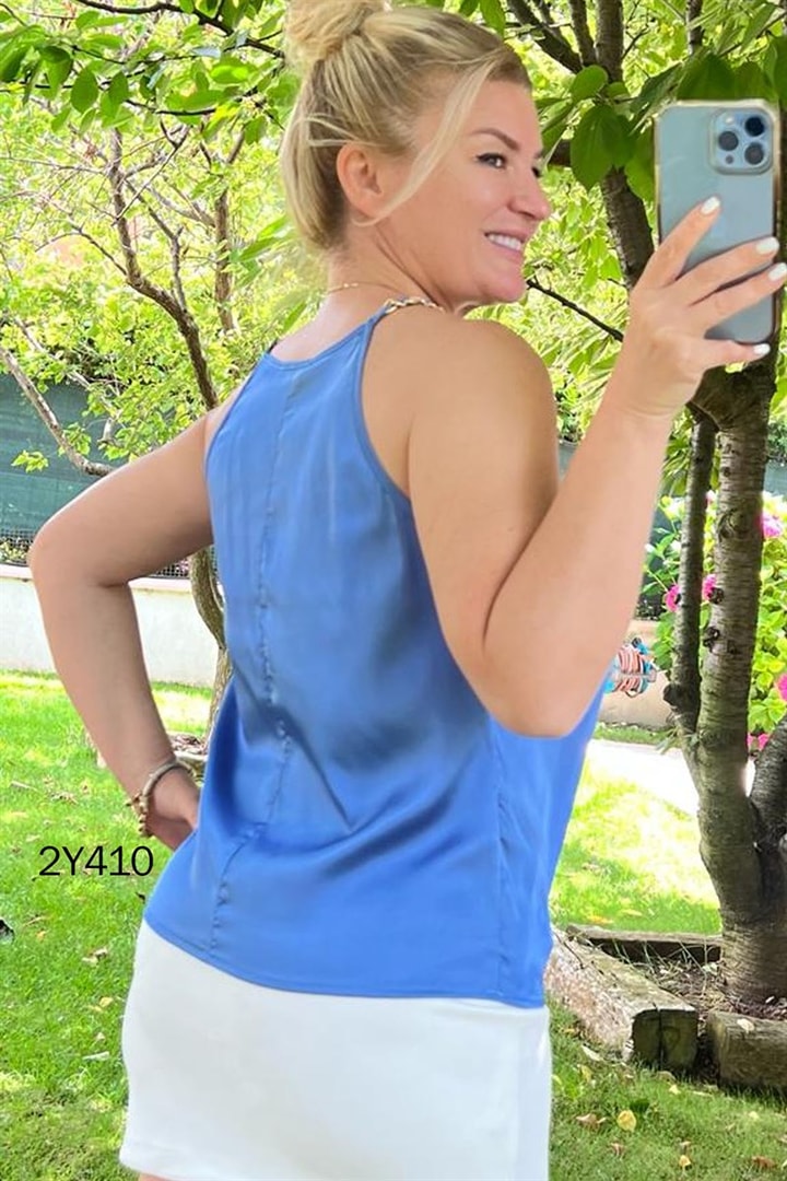 Önü Pileli Zincir Askılı Saten Bluz