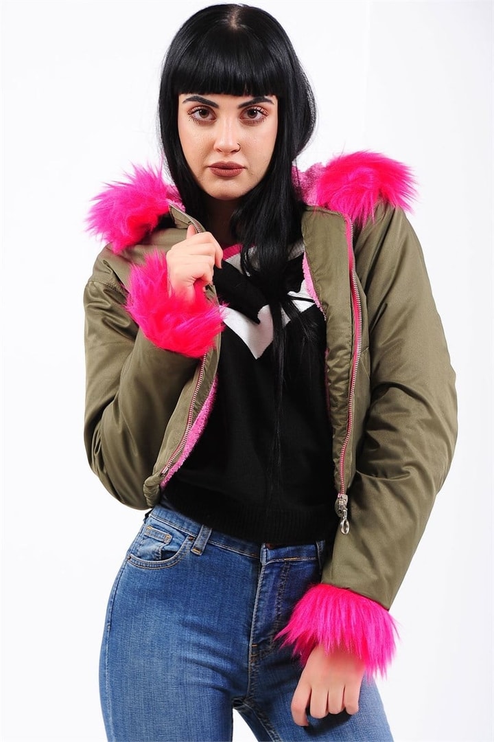 Peluş Detay Kısa Mont