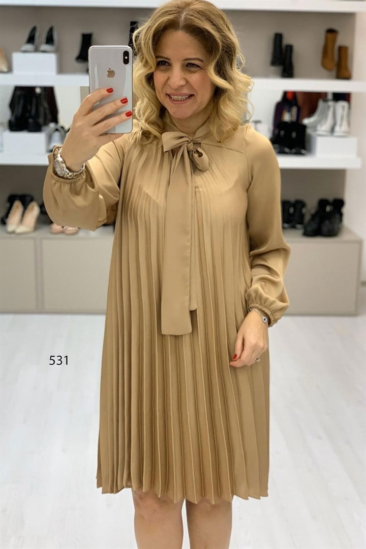 Piliseli Fularlı Elbise