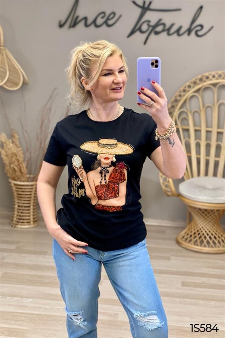 Şapkalı Kadın  Baskılı El işlemeli Tshirt
