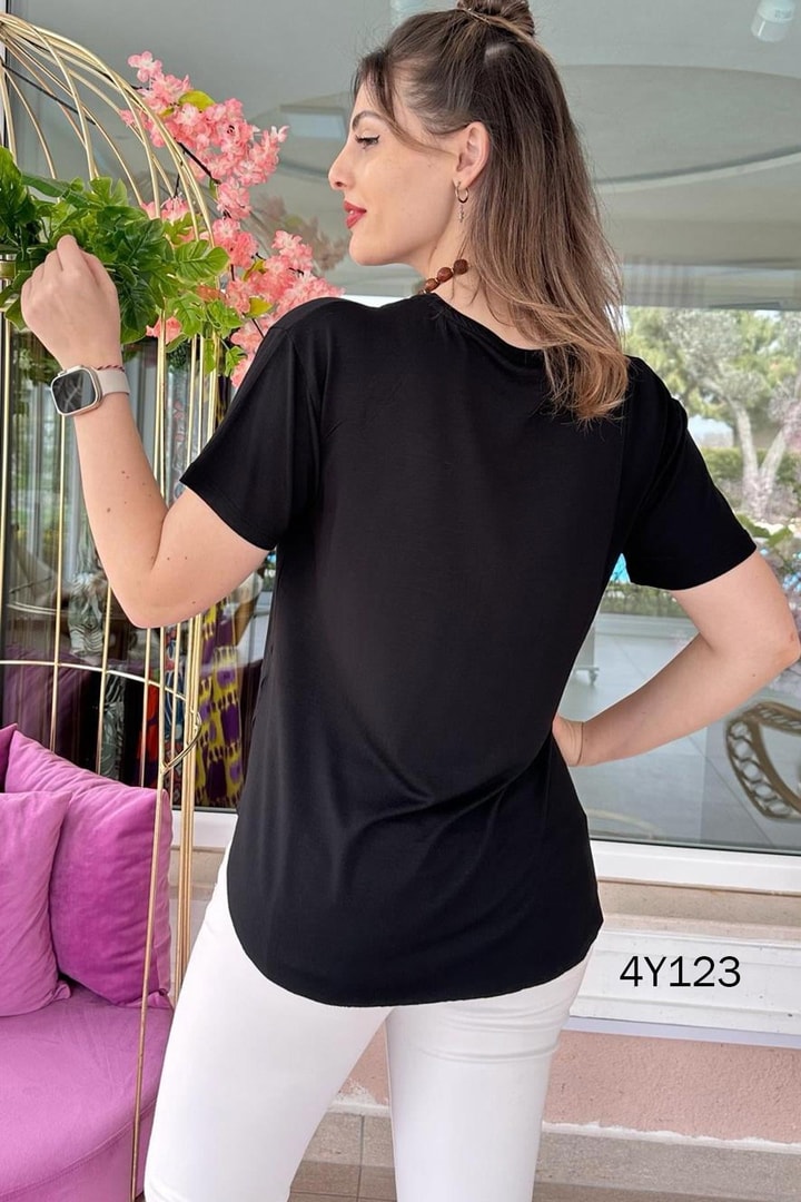V Yaka Basic Tshirt