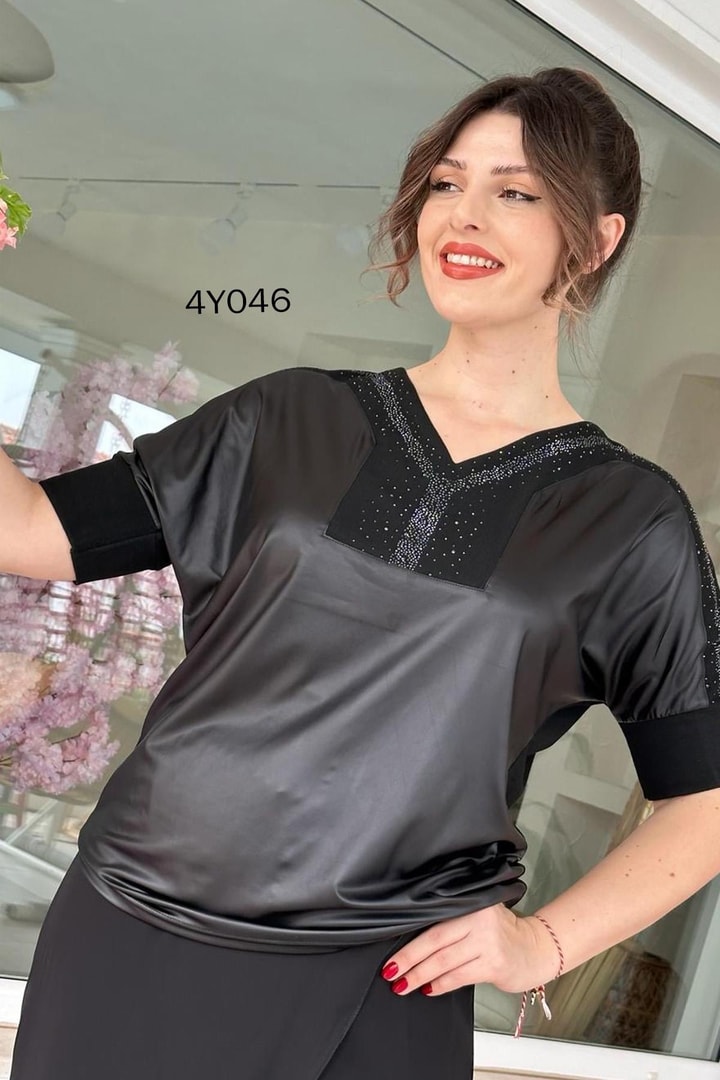 V Yaka  Deri Detay Çilek Bluz