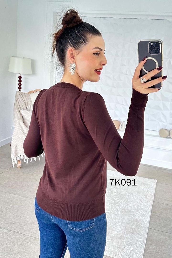 V Yaka Kolları Metal Düğmeli Triko Bluz
