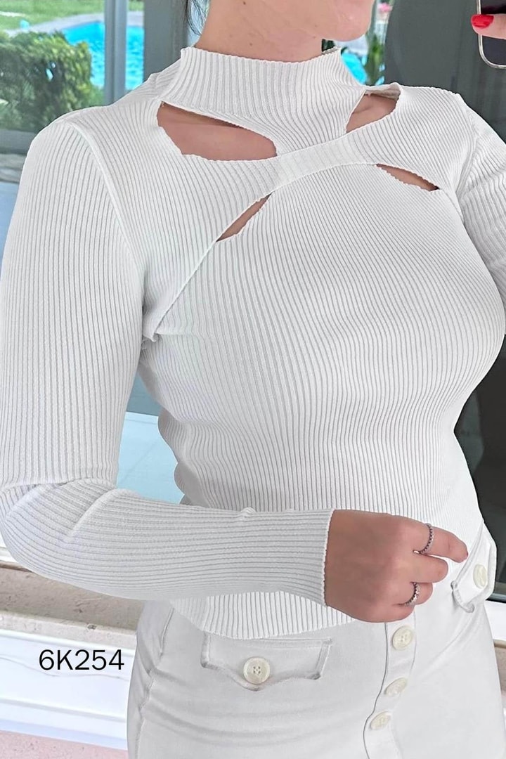 Yaka Kenarı Açık Triko Body