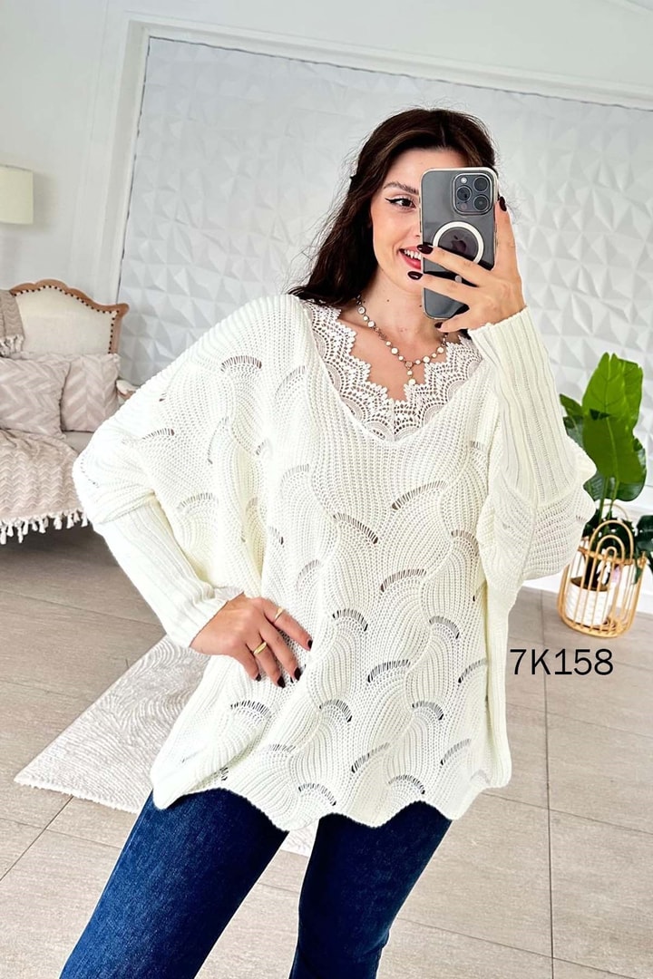 Yakası Güpürlü Triko Bluz