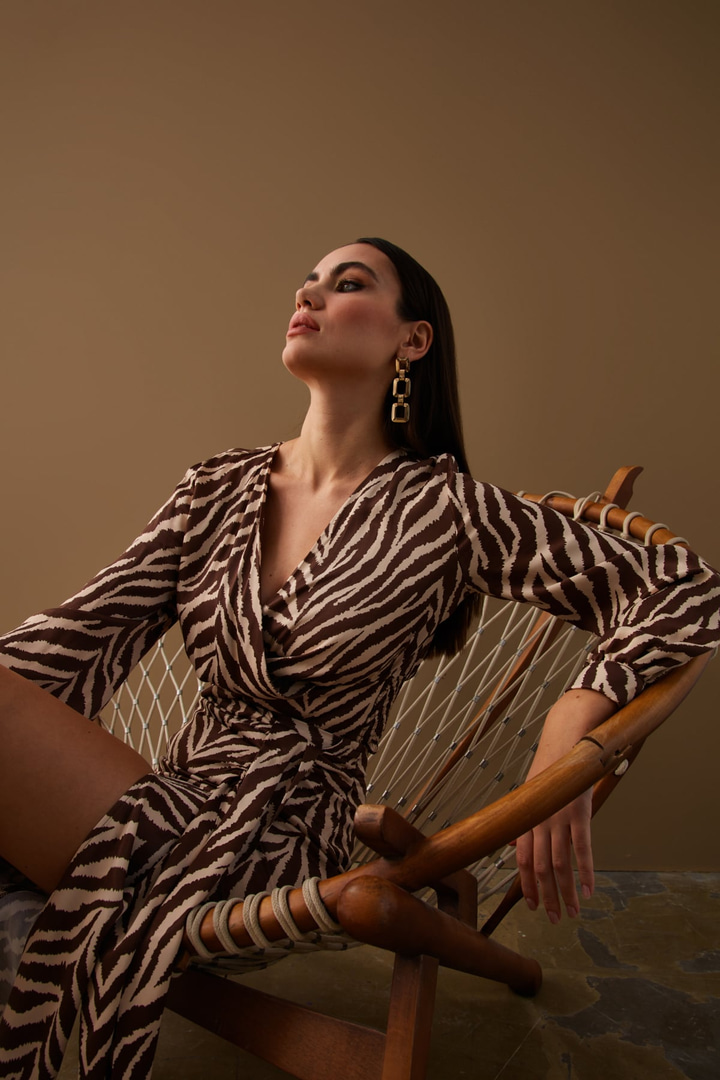 Kruvaze Zebra Desenli Saten Bluz - KAHVE