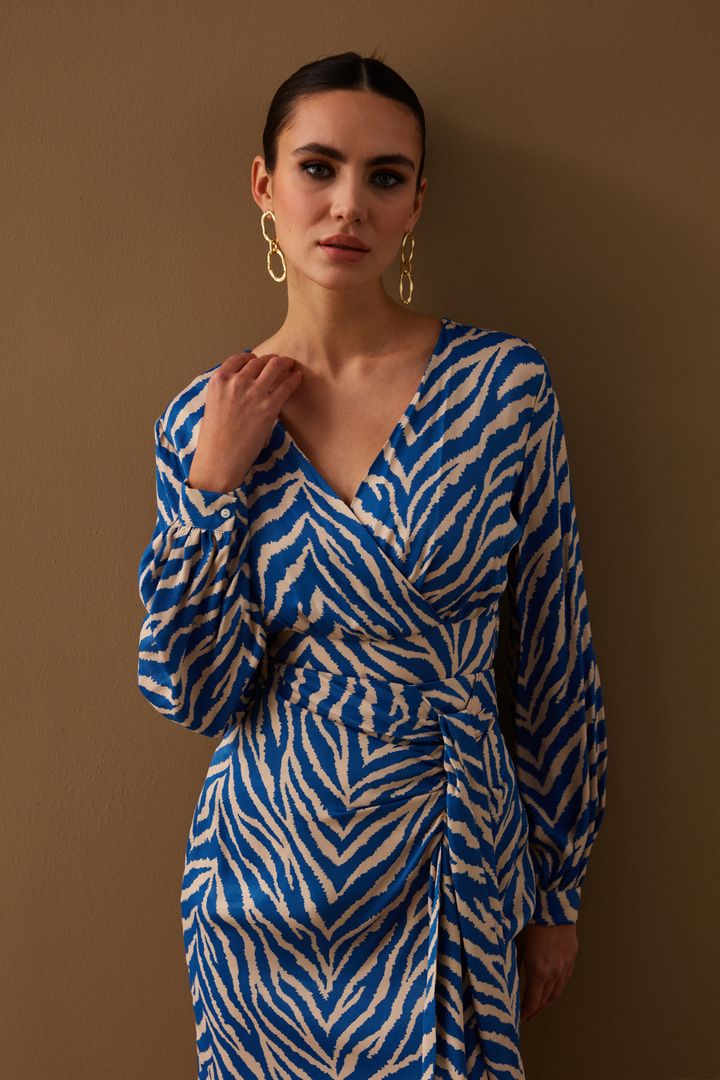 Kruvaze Zebra Desenli Saten Bluz - MAVİ