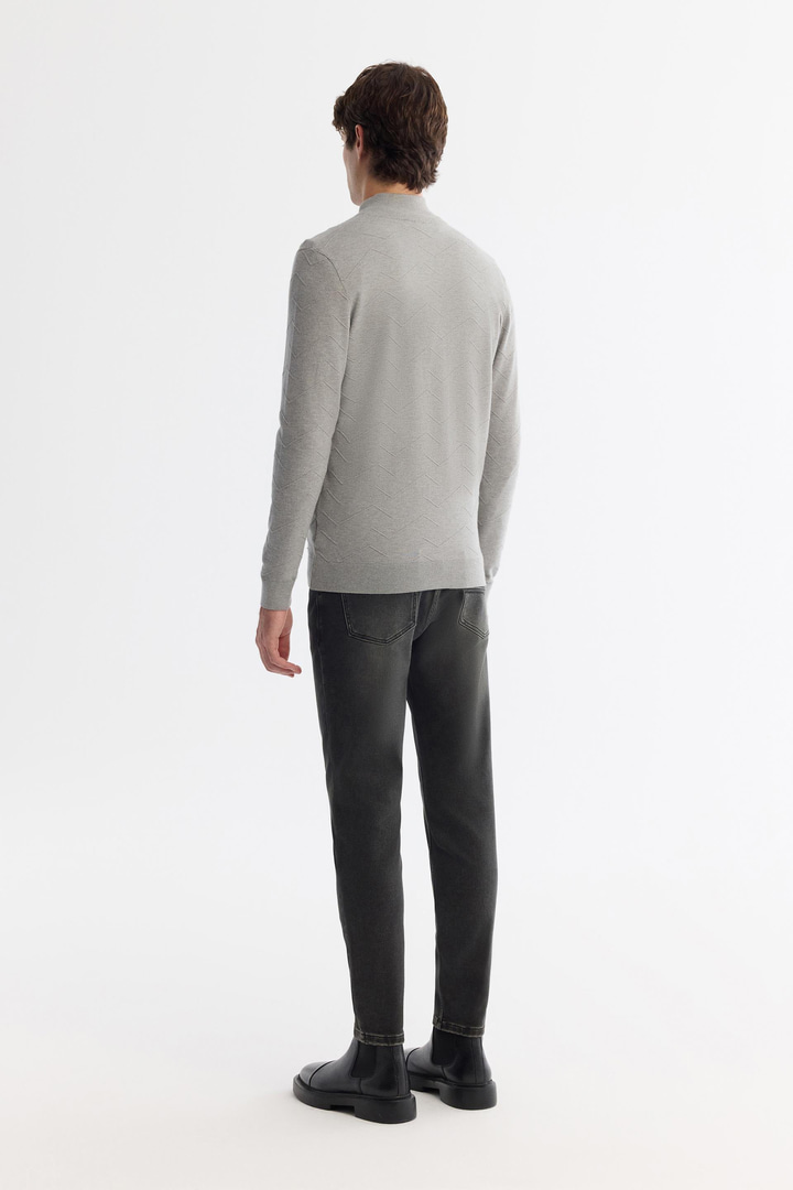 Gri Dik Yaka Fermuarlı Önü Desenli Soft Touch Triko Hırka