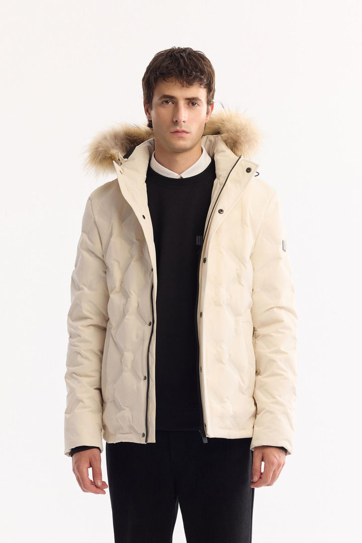 Kırık Beyaz Kapüşonlu %100 Kaz Tüyü Su İtici Rüzgar Geçirmez -10 Dereceye Dayanıklı Şişme Mont