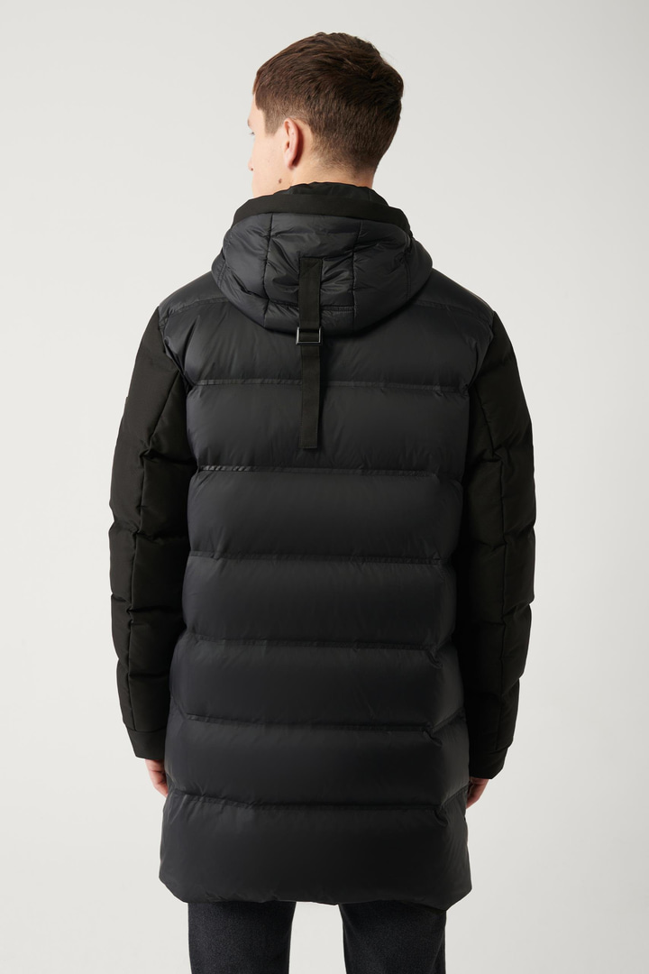 Siyah Çıkma Kapüşonlu Kaz Tüyü Dolgulu Su İtici Kumaşlı Mont 