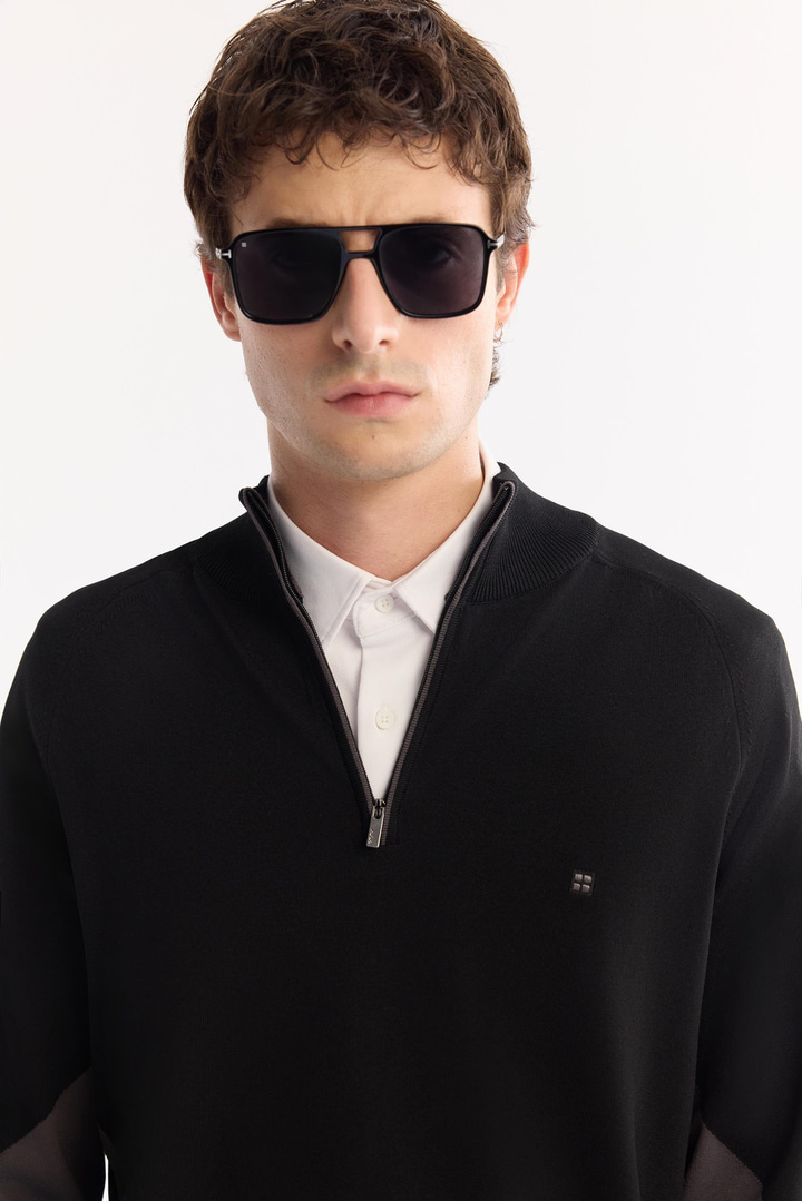 Siyah Dik Yaka Fermuarlı Rayon Tüylenmeyen Triko Kazak