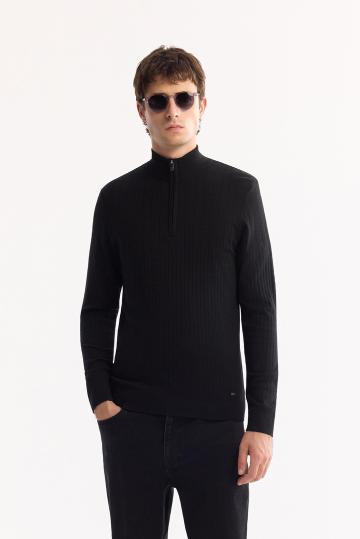 Siyah Dik Yaka Fermuarlı Soft Touch Çizgili Triko Kazak