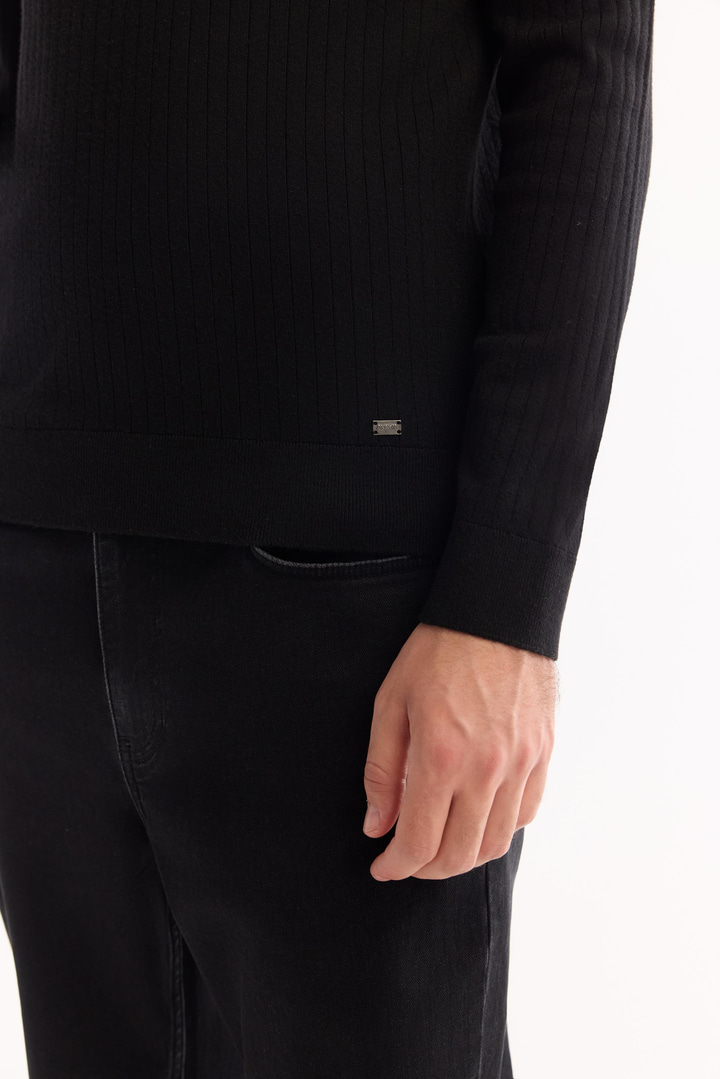 Siyah Dik Yaka Fermuarlı Soft Touch Çizgili Triko Kazak