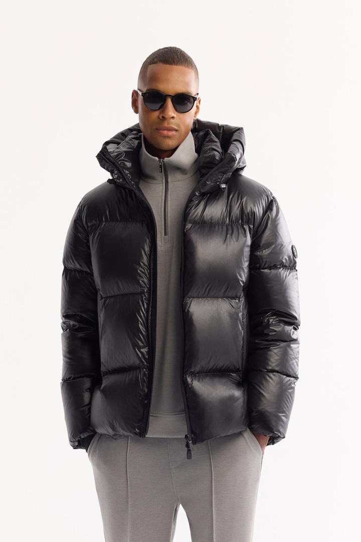 Siyah Kapüşonlu %100 Kaz Tüyü Su İtici Rüzgar Geçirmez -15 Dereceye Dayanıklı Parlak Şişme Mont