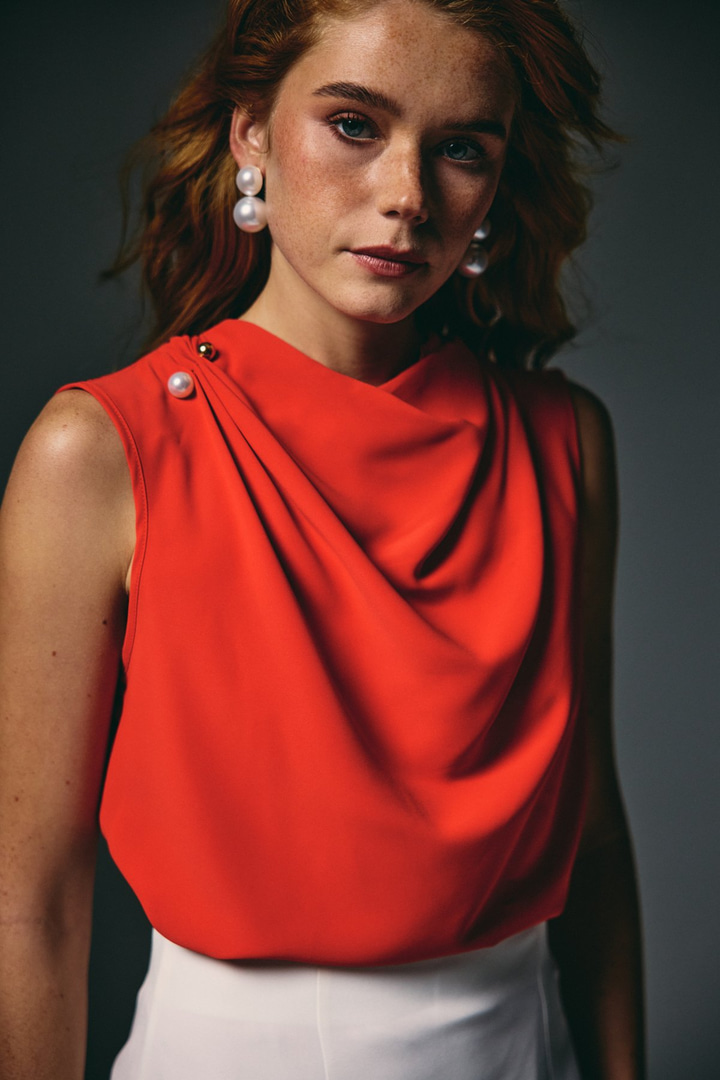 İnci Broşlu Degaje Bluz - Kırmızı