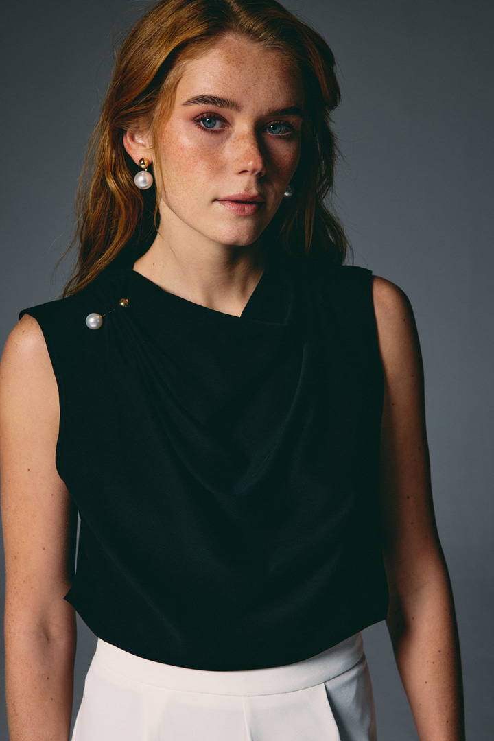 İnci Broşlu Degaje Bluz - Siyah