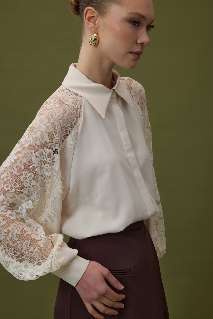 Kolları Dantel Detaylı Gömlek - Bej