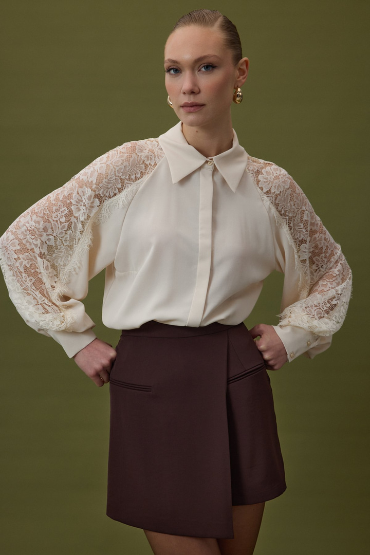 Kolları Dantel Detaylı Gömlek - Bej